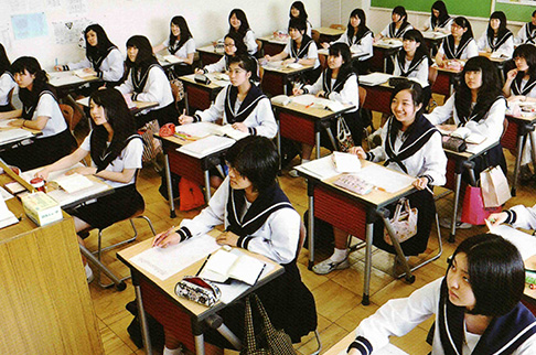 2012年（平成24年）授業風景。机と椅子が2011年（平成23年）から新しくなった