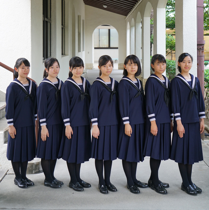 金城学院創立130周年記念事業として復元した日本最古のセーラー服制服を着る、2019年の集合写真