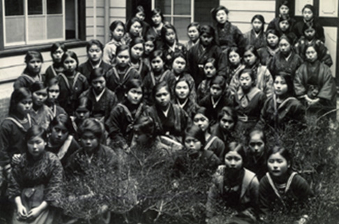 1921年（大正10年）4月の集合写真。セーラー服姿と着物に袴姿が混在