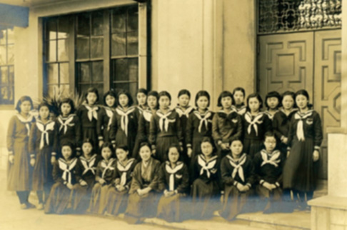 1936～1941年（昭和11～16年）の集合写真。まだ全員が上下ともセーラー服姿でした