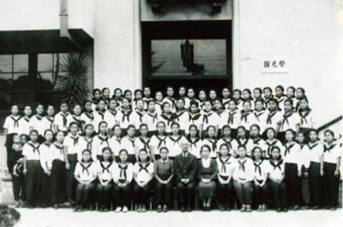 1941～1945年（昭和16～20年）の集合写真。スカートが禁止され、モンペにセーラー服という姿に