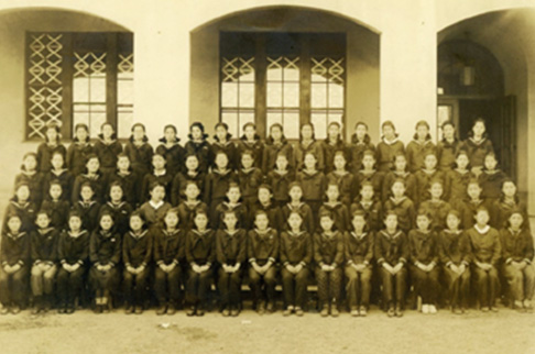 1943年(昭和18年)の集合写真。2列左から5人目のように文部省標準服の生徒も