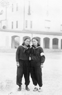 1944年（昭和19年）モンペ姿の生徒たち
