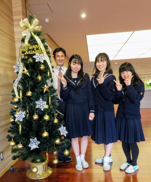 高校玄関にクリスマスツリーを飾りました Kinjo News 金城学院中学校 高等学校
